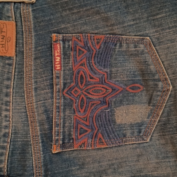 Hint  Denim Jeans featuring embroidering on the pockets - Picture 9 of 12